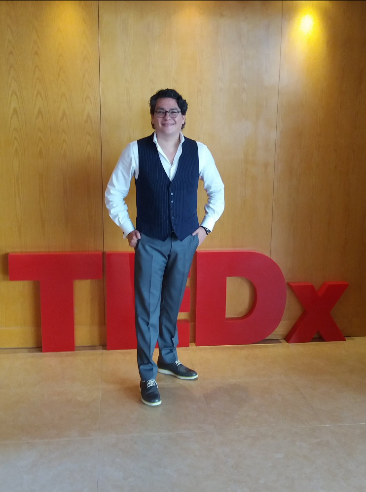 Agustín Mier y Terán posando frente al letrero TEDx
