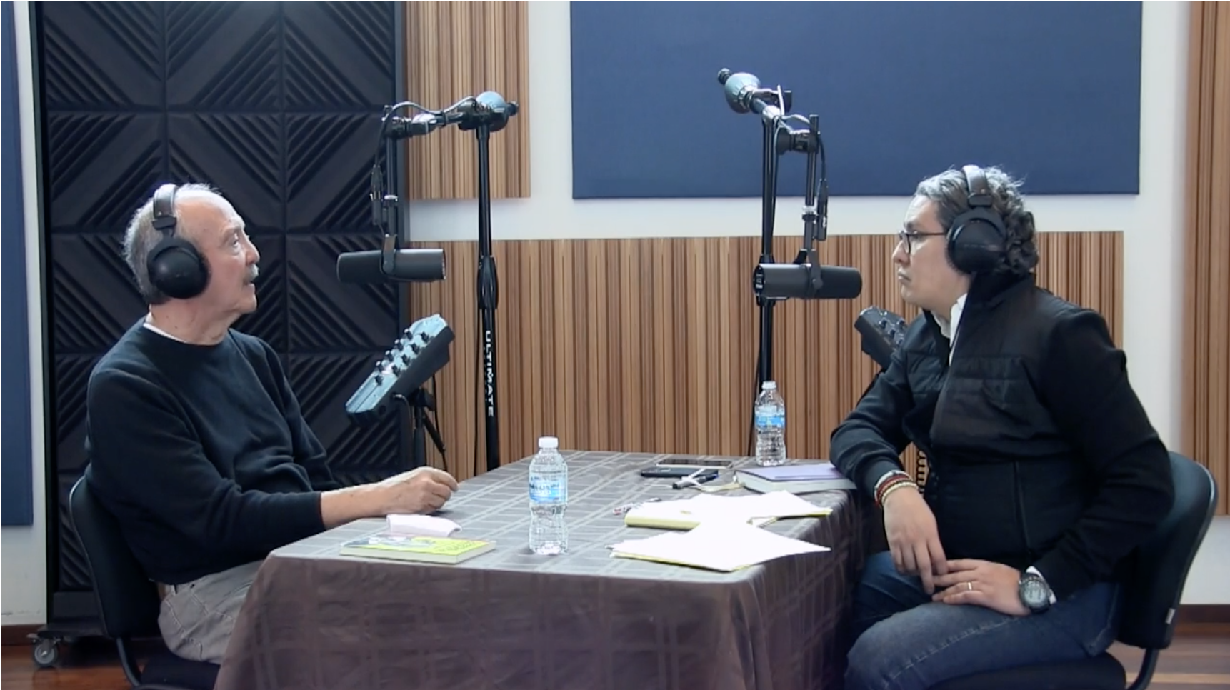 Agustín Mier y Terán conversando en un estudio de grabación