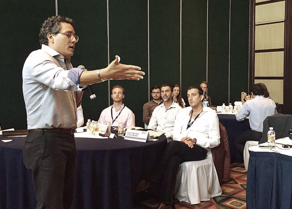 Agustín Mier y Terán en una mesa de trabajo con empresarios