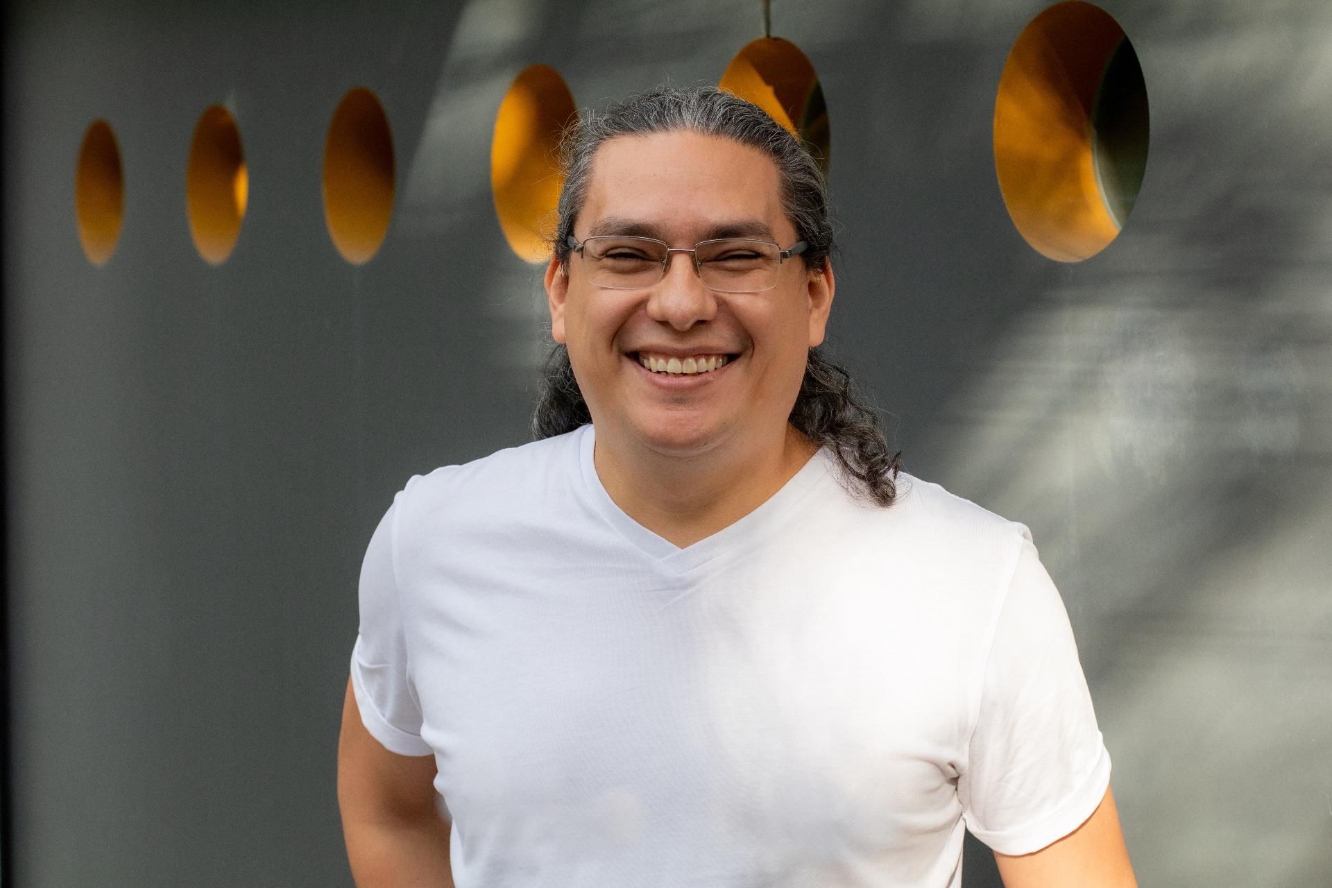 Agustín Mier y Terán grabando un podcast