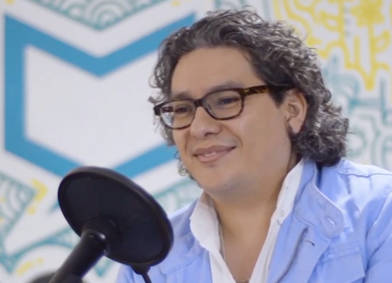 Agustín Mier y Terán en entrevista con micrófono