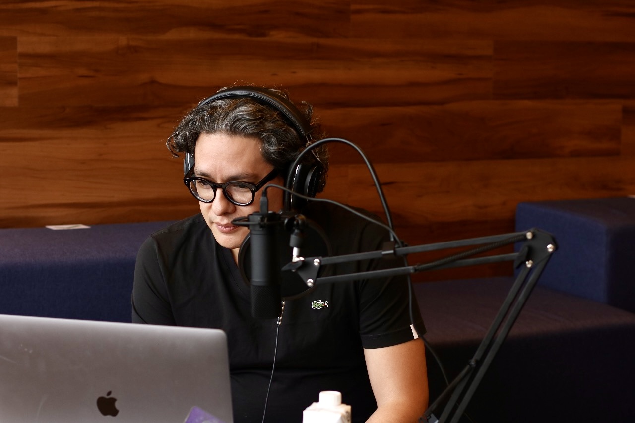 Agustín Mier y Terán grabando en estudio de podcast