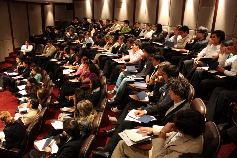 Agustín Mier y Terán con jóvenes en un taller de vocación