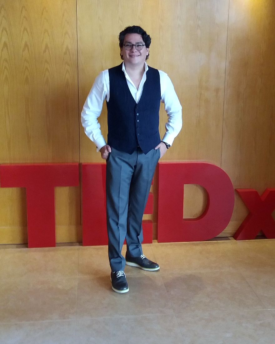 Agustín Mier y Terán frente a las letras de TEDx
